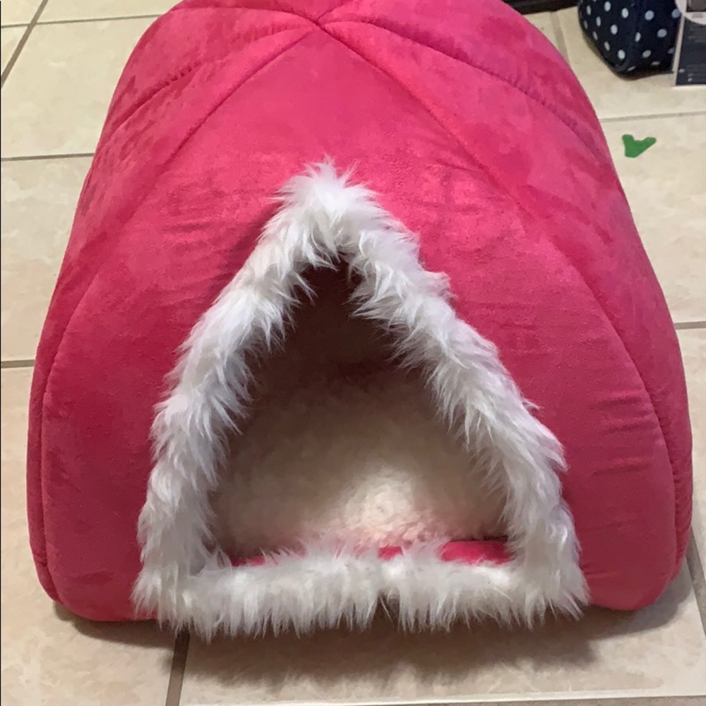 Barely used(cats been in it twice), no tears/ rips